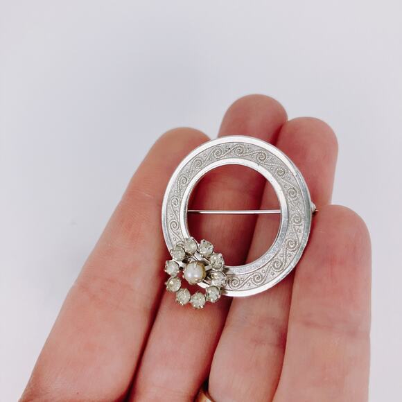 VTG Mid Century Brooch Silver Tone Rhinestone Fx Pearl Circle Wreath Pin 40s 50s - Picture 2 of 9